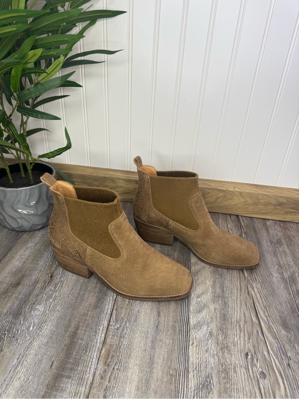 Crown Vintage Womens Leather Textile Upper Tan Ankle Booties Snake Print 9